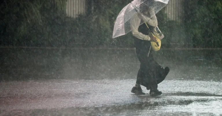 Taifunul Dujuan lovește Japonia: aproape două milioane de persoane, evacuate Taifunul Dujuan lovește Japonia: aproape două milioane de persoane, evacuate