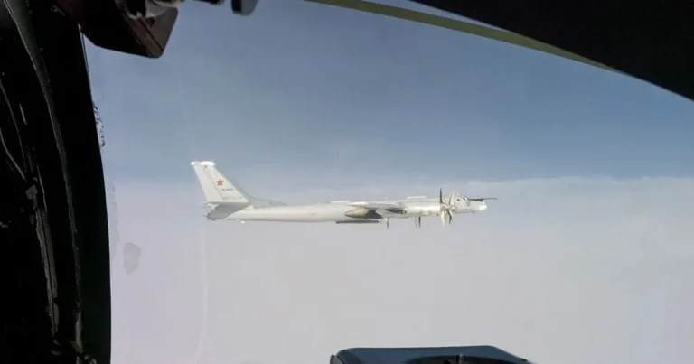 Un bombardier strategic rusesc Tu-95 s-a prăbușit. Un singur supraviețuitor Un bombardier strategic rusesc Tu-95 s-a prăbușit. Un singur supraviețuitor