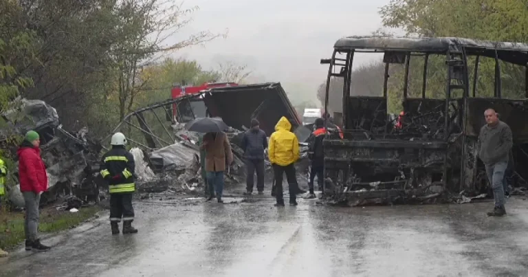 Accident în Bulgaria: doi șoferi de camion morți, autocar cu 36 de români în flăcări