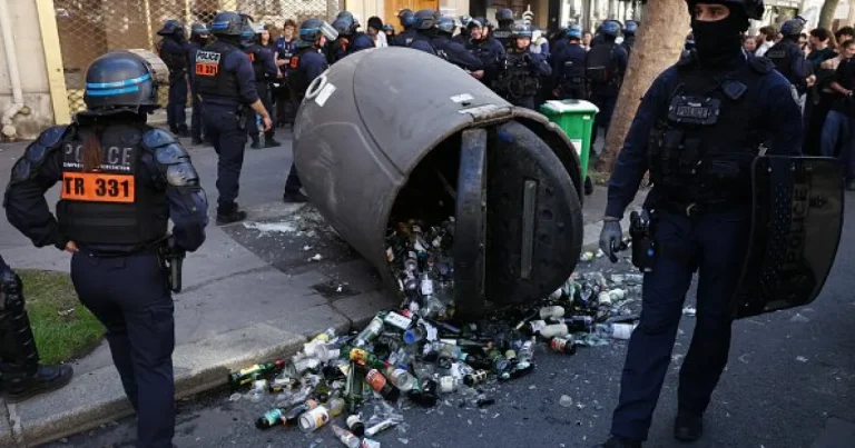 Adolescent rănit grav în proteste în Franța: o grenadă a poliției i-a explodat în mână Adolescent rănit grav în proteste în Franța: o grenadă a poliției i-a explodat în mână
