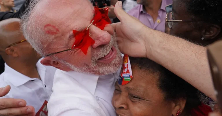 Alegerea lui Lula da Silva a zdruncinat piețele braziliene. Bursa și moneda s-au prăbușit Alegerea lui Lula da Silva a zdruncinat piețele braziliene. Bursa și moneda s-au prăbușit