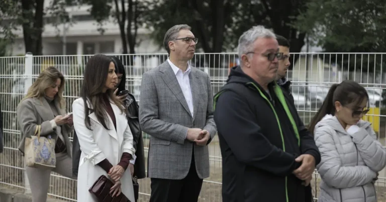 Alegeri în Serbia: Aleksandar Vučić a așteptat o oră și jumătate la coadă pentru a vota Alegeri în Serbia: Aleksandar Vučić a așteptat o oră și jumătate la coadă pentru a vota