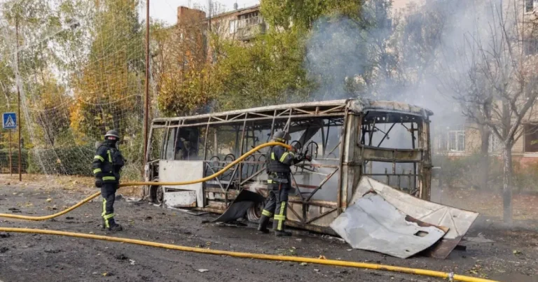 Atac rusesc sângeros în Ucraina: cel puțin 33 de morți într-un atac asupra unor autobuze Atac rusesc sângeros în Ucraina: cel puțin 33 de morți într-un atac asupra unor autobuze