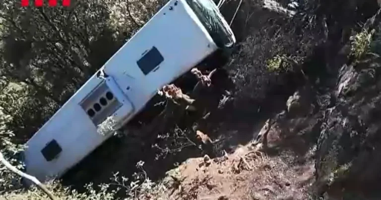 Autocar prăbușit într-o râpă lângă Barcelona. Peste 80 de răniți, șapte în stare gravă
