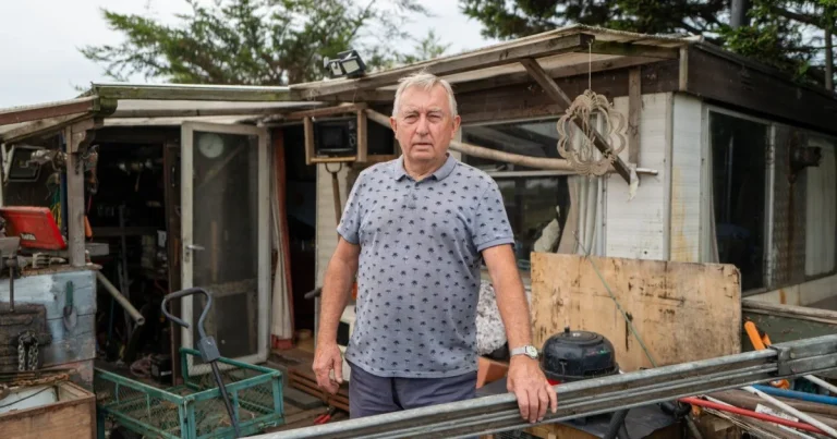 Bărbat din UK: casa, distrusă cu buldozerul; a pierdut cenușa fiului Bărbat din UK: casa, distrusă cu buldozerul; a pierdut cenușa fiului