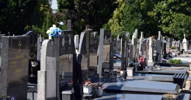 Bărbat mort la înmormântarea unui prieten, după ce placa unui mormânt s-a prăbușit Bărbat mort la înmormântarea unui prieten, după ce placa unui mormânt s-a prăbușit