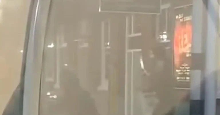 Bătaie cu macete pe peronul unei gări din Marea Britanie Bătaie cu macete pe peronul unei gări din Marea Britanie