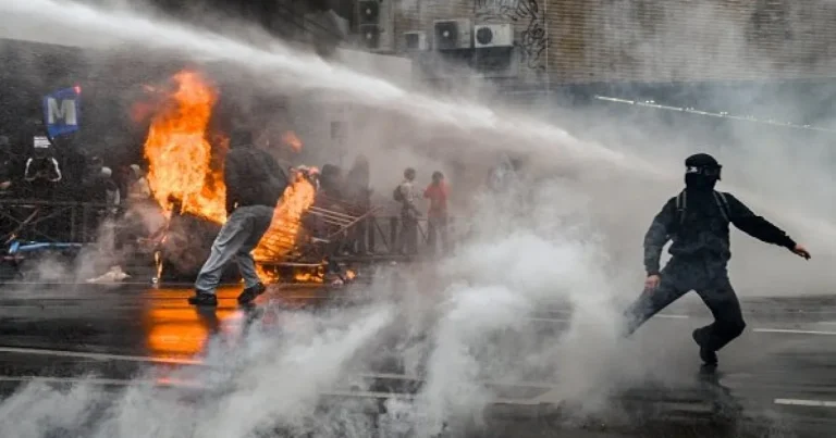 Belgia: proteste violente din nou. Poliția a folosit gaze lacrimogene și tunuri cu apă Belgia: proteste violente din nou. Poliția a folosit gaze lacrimogene și tunuri cu apă