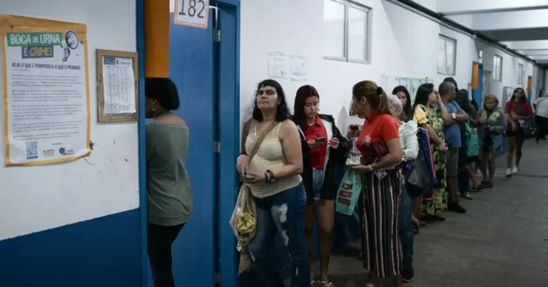 Brazilia: secțiile de vot s-au deschis pentru turul doi Lula-Bolsonaro Brazilia: secțiile de vot s-au deschis pentru turul doi Lula-Bolsonaro