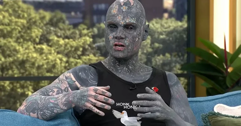 Cel mai tatuat profesor predă cu ochii și limba acoperite de cerneală. Reacția părinților Cel mai tatuat profesor predă cu ochii și limba acoperite de cerneală. Reacția părinților