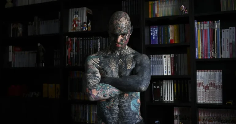 Cel mai tatuat profesor predă la primară, cu ochii acoperiți de cerneală Cel mai tatuat profesor predă la primară, cu ochii acoperiți de cerneală
