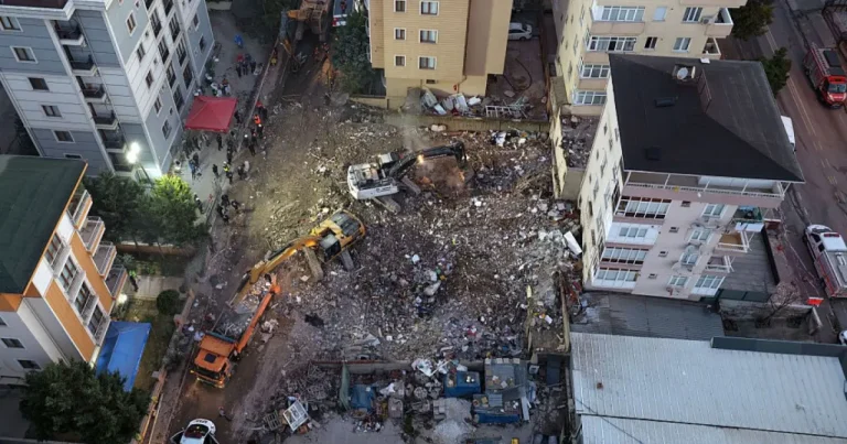 Cinci morți într-un imobil prăbușit în Istanbul. 1.200 de clădiri, la risc