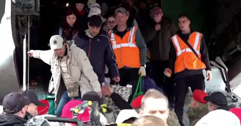 Civilii din Oleșki, evacuați în Belarus, repatriați în Ucraina. Un ocol de 1.500 km