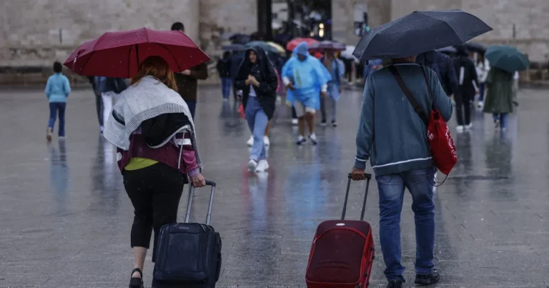 Cod roșu de precipitații în Valencia și Castellón. Avertisment pentru românii din Spania