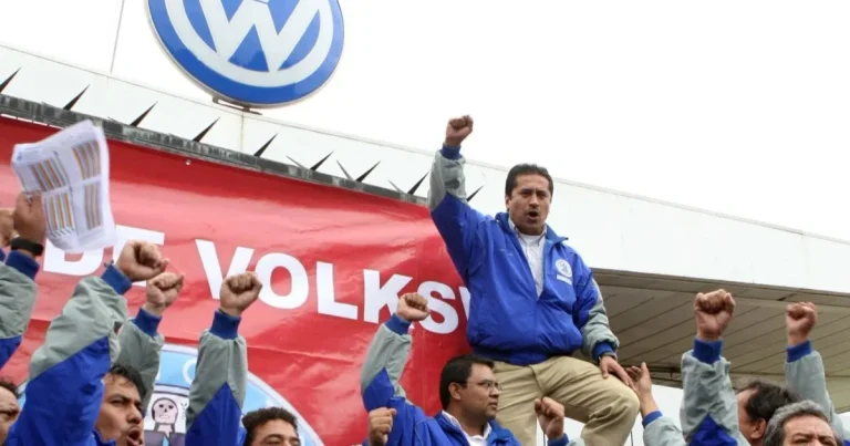 Criză fără precedent la Volkswagen: peste 100.000 de angajați își renegociază contractele