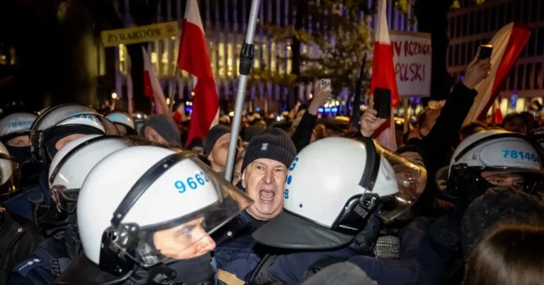 Criză politică în Polonia după demiterea șefului Curții Constituționale Criză politică în Polonia după demiterea șefului Curții Constituționale