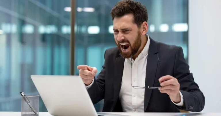 Despăgubiri de 12 milioane de dolari pentru un bărbat concediat că și-a insultat șeful