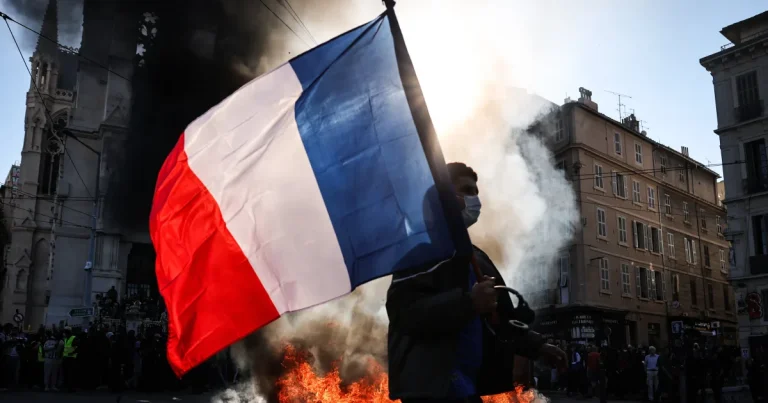 Elevii și studenții francezi protestează din nou; sindicatele critică măsurile guvernului