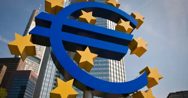 Euro atinge un nou maxim istoric față de leu: 5,34. Leul pierde 1,2% într-o zi Euro atinge un nou maxim istoric față de leu: 5,34. Leul pierde 1,2% într-o zi