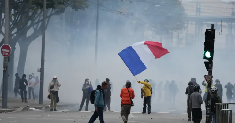 Europa de Vest se pregătește de noi proteste; comercianții își baricadează magazinele Europa de Vest se pregătește de noi proteste; comercianții își baricadează magazinele