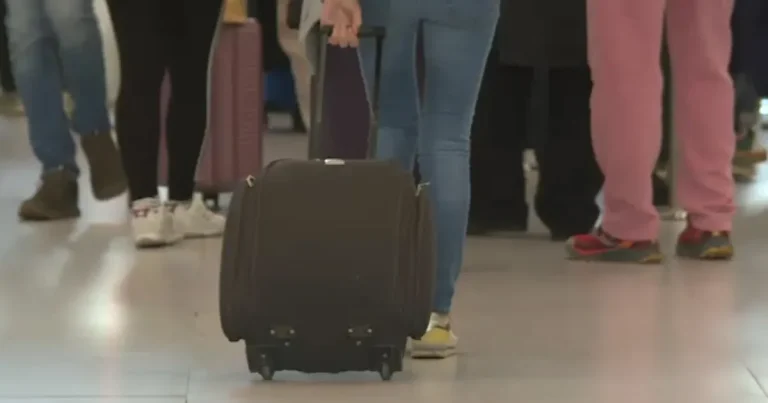 Familia care a rămas fără bagaje în Singapore, despăgubită după 11 ani