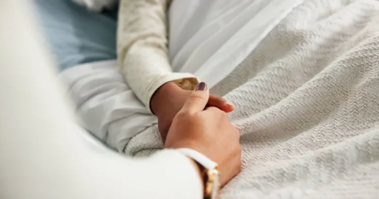 Fata de 13 ani din UK, victimă a unui AVC confundat cu sinuzită, internată două luni Fata de 13 ani din UK, victimă a unui AVC confundat cu sinuzită, internată două luni