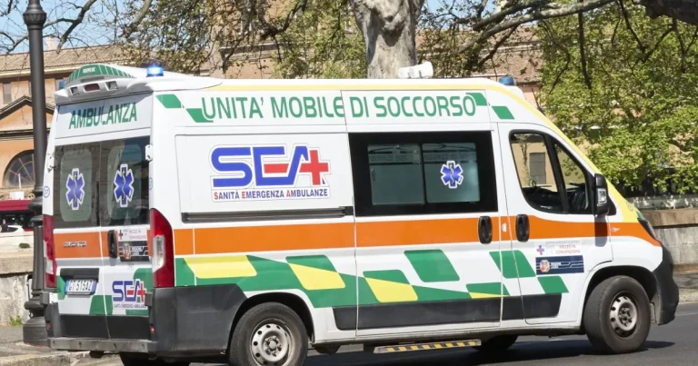 Femeie care a născut într-un autobuz din Italia, ajutată de pasageri și șoferiță Femeie care a născut într-un autobuz din Italia, ajutată de pasageri și șoferiță