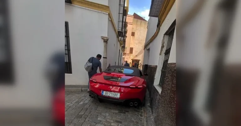 Ferrari de 250.000 de euro, blocat pe străduțele înguste din centrul istoric al Seviliei Ferrari de 250.000 de euro, blocat pe străduțele înguste din centrul istoric al Seviliei