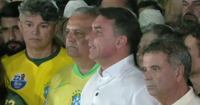 Flavio Bolsonaro ar fi fugit în SUA după înfrângerea electorală și ar vrea azil politic Flavio Bolsonaro ar fi fugit în SUA după înfrângerea electorală și ar vrea azil politic
