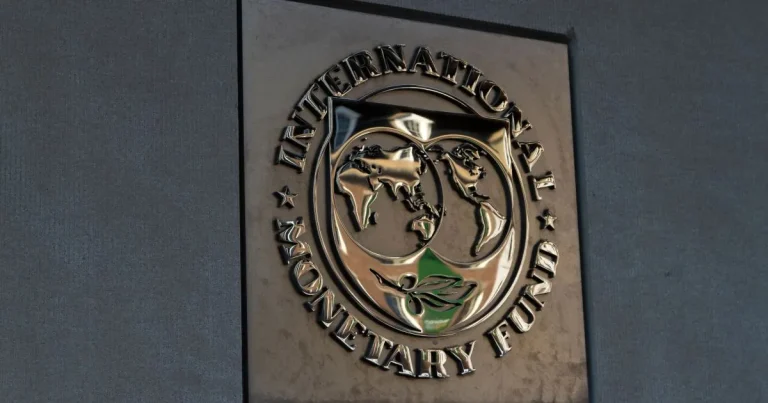 FMI: România intră în recesiune în 2026 și revenirea din 2027 va fi mai lentă FMI: România intră în recesiune în 2026 și revenirea din 2027 va fi mai lentă