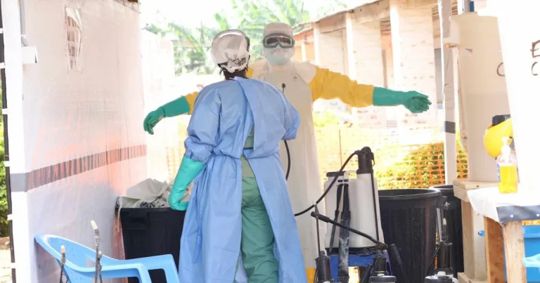Focarul de Ebola s-a extins peste graniță. Noi cazuri de infectare au fost raportate