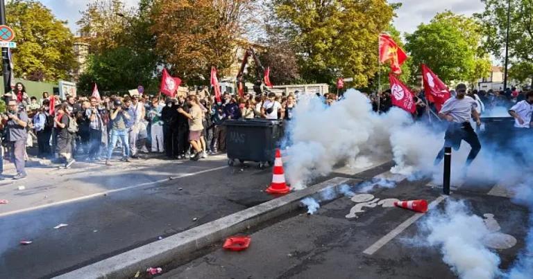 Franța ar putea impune restricții de circulație. Premierul nu exclude starea de urgență Franța ar putea impune restricții de circulație. Premierul nu exclude starea de urgență