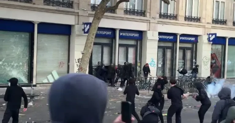 Franța mobilizează 70.000 de polițiști la proteste. Comercianții și-au baricadat vitrinele Franța mobilizează 70.000 de polițiști la proteste. Comercianții și-au baricadat vitrinele