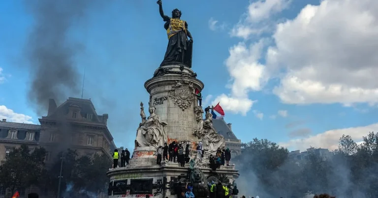 Franța se pregătește de noi revolte. „Desfășurarea forțelor pentru sâmbătă va fi masivă” Franța se pregătește de noi revolte. „Desfășurarea forțelor pentru sâmbătă va fi masivă”