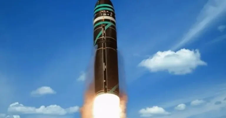 Franța testează racheta balistică M51.3 de pe submarinul nuclear Le Vigilant Franța testează racheta balistică M51.3 de pe submarinul nuclear Le Vigilant