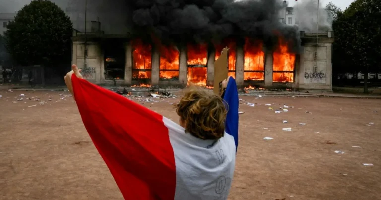 Franța: vandalism și incendieri în marile orașe, în timpul protestelor
