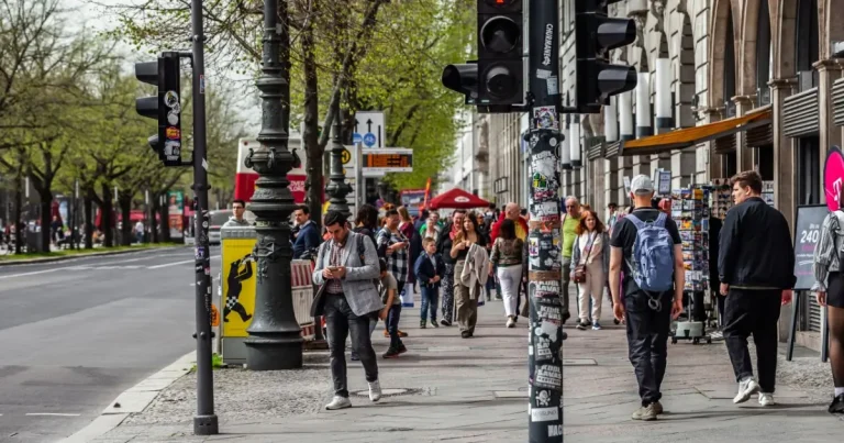 Germania: zi de muncă de 12 ore și cote reduse pentru muncitorii balcanici