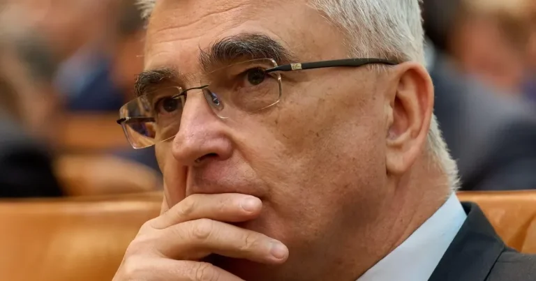 Guvernul Bolojan, criticat pentru deficitul real de până la 8% din PIB Guvernul Bolojan, criticat pentru deficitul real de până la 8% din PIB