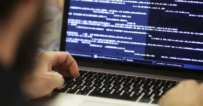 Hackeri chinezi, deghizați în experți americani, au furat parole de la specialiști în IA
