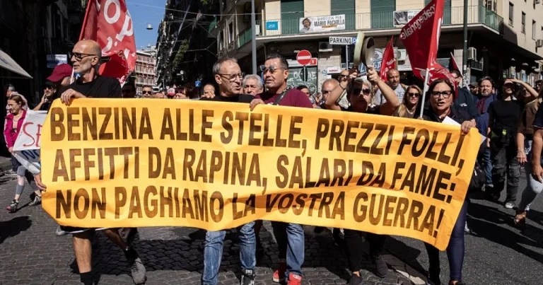 Haos în sudul Italiei: rafturi goale în magazine și benzinării fără combustibil