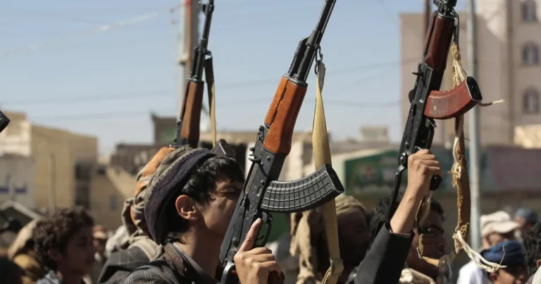 Houthi amenință Egiptul cu război pentru sprijinul militar dat Arabiei Saudite Houthi amenință Egiptul cu război pentru sprijinul militar dat Arabiei Saudite
