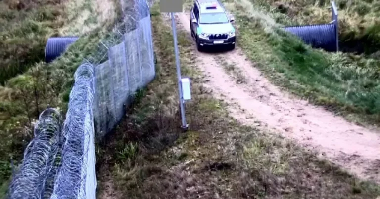 Imagini cu doi bărbați intrați ilegal în Belarus prin conductă de drenaj Imagini cu doi bărbați intrați ilegal în Belarus prin conductă de drenaj