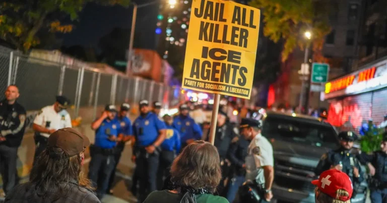 Imigrant cu cazier, împușcat de 7 ori de un agent ICE în New York Imigrant cu cazier, împușcat de 7 ori de un agent ICE în New York
