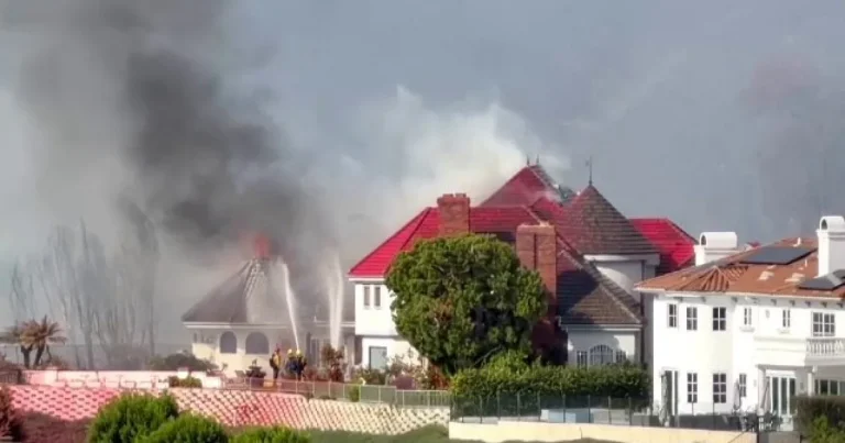 Incendii în sudul Californiei: vântul Santa Ana îngreunează intervenția. Evacuări masive