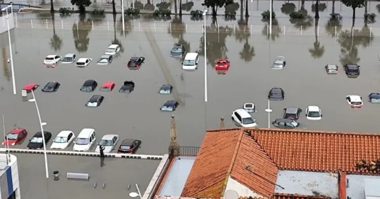 Inundații devastatoare în Spania: doi morți. Valencianții, îndemnați să rămână în case Inundații devastatoare în Spania: doi morți. Valencianții, îndemnați să rămână în case
