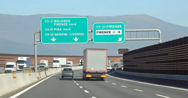Italia vrea 100 km/h pe banda de depășire. Șoferii prea lenți, amendați Italia vrea 100 km/h pe banda de depășire. Șoferii prea lenți, amendați