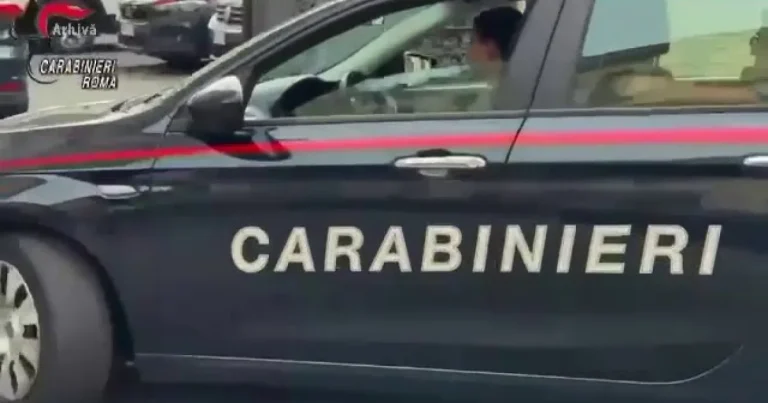 Jaf cu toporul la o casă de pariuri: doi tineri arestați după ce au furat 1.700 de euro Jaf cu toporul la o casă de pariuri: doi tineri arestați după ce au furat 1.700 de euro