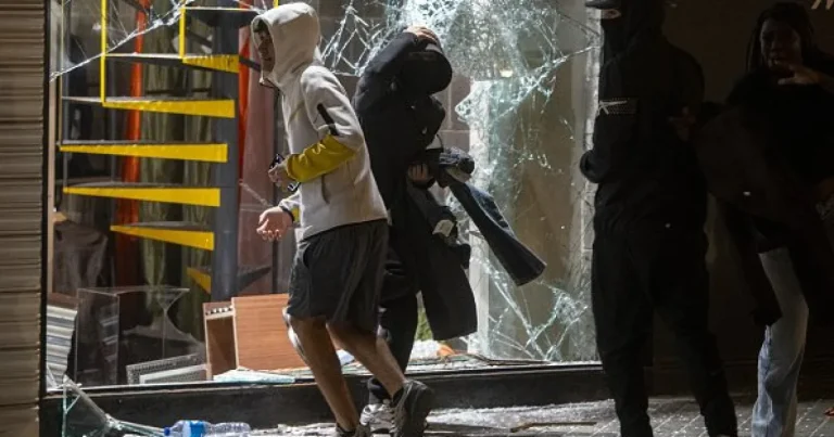 Jafuri și distrugeri în Barcelona: 128 de arestați, 73 de minori. Polițiști răniți Jafuri și distrugeri în Barcelona: 128 de arestați, 73 de minori. Polițiști răniți