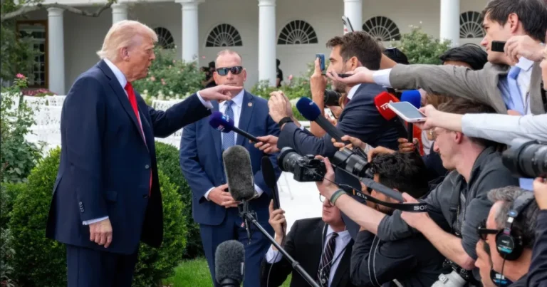 Justiția anchetează televiziunile ce boicotează discursurile lui Trump de la Casa Albă Justiția anchetează televiziunile ce boicotează discursurile lui Trump de la Casa Albă