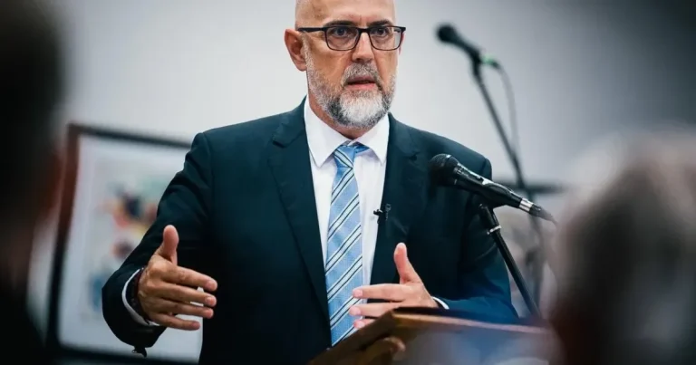 Kelemen Hunor avertizează Guvernul că majorarea taxelor în 2027 ar fi sinucigașă Kelemen Hunor avertizează Guvernul că majorarea taxelor în 2027 ar fi sinucigașă